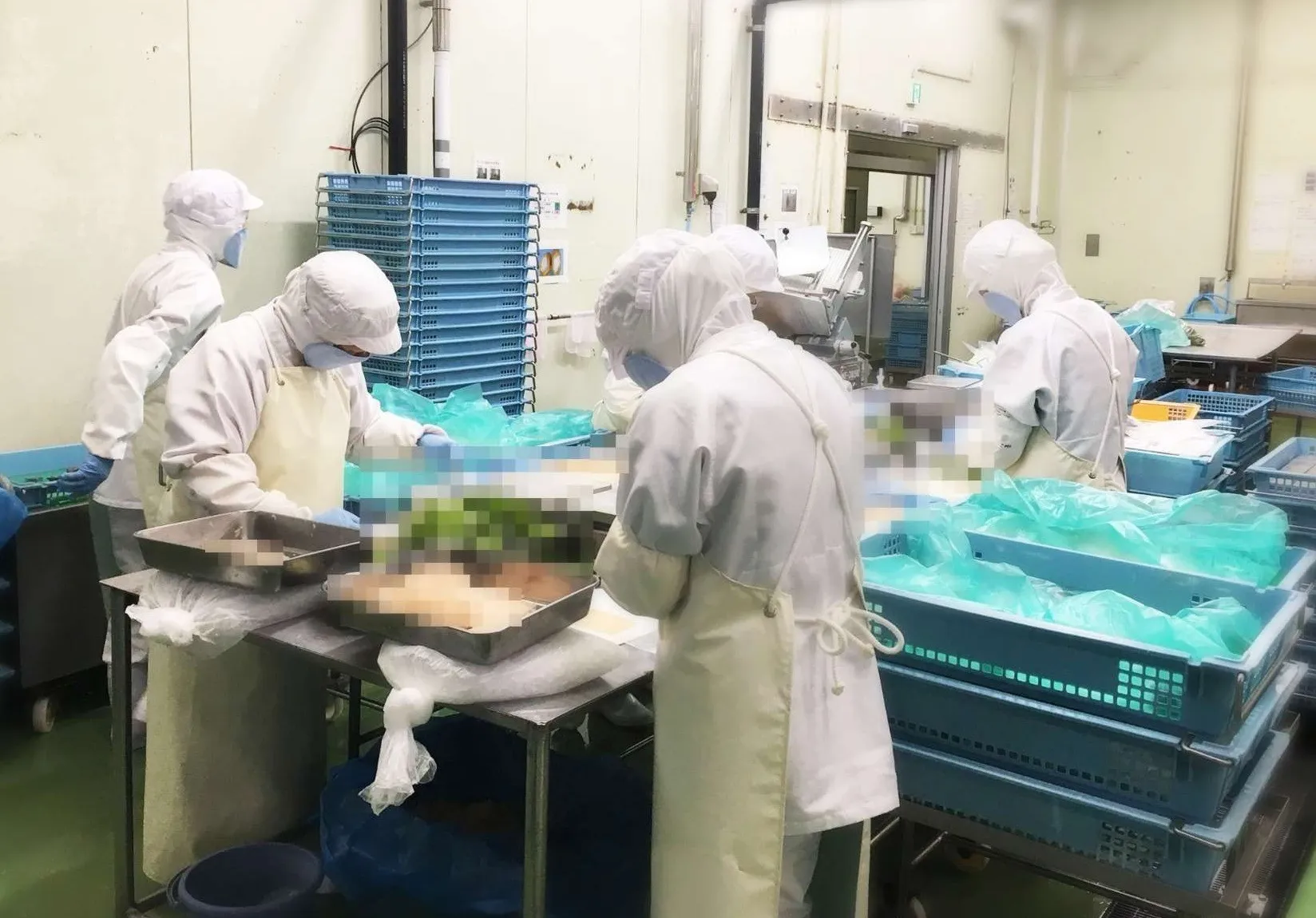 お肉のカット作業スタッフ (山坂殖産 JFフーズ川西工場)